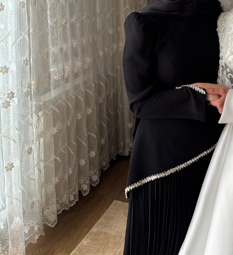 Uzun Kollu Siyah Piliseli Uzun Abiye Elbise - Görsel 3