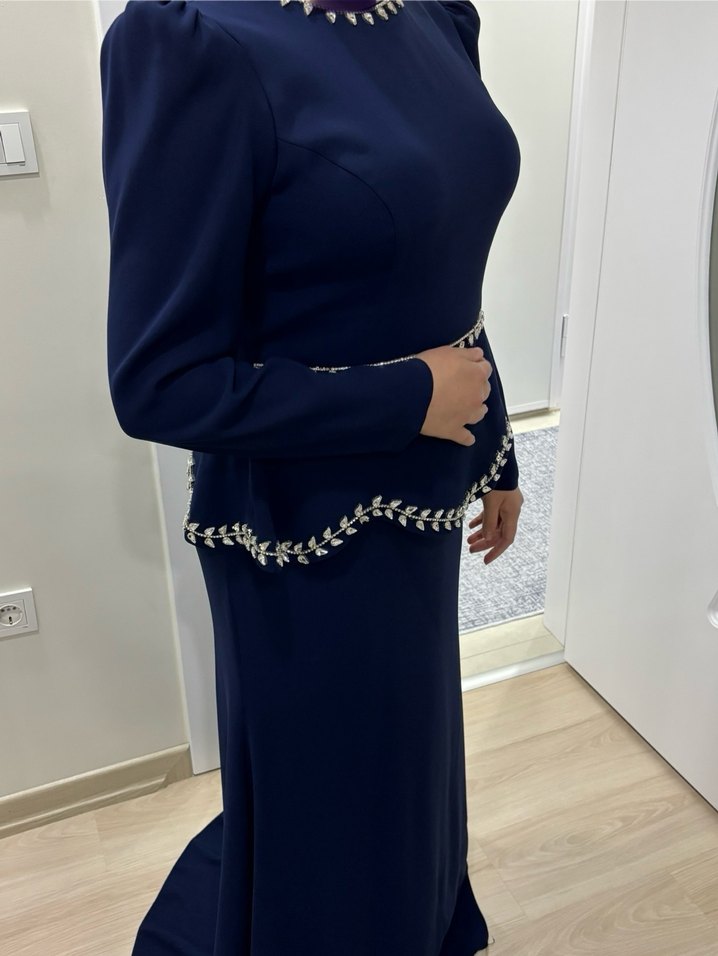 Zincir Detaylı Mavi Uzun Abiye Elbise - Görsel 3