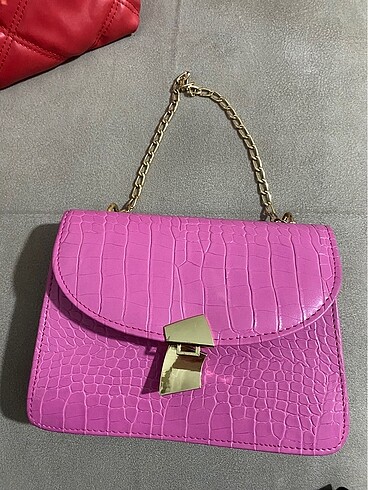 Pembe çanta
