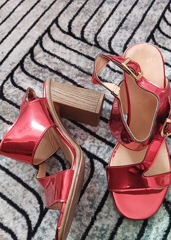 Kırmızı Parlak Tokalı Blok Topuklu Kadın Ayakkabı - Görsel 2