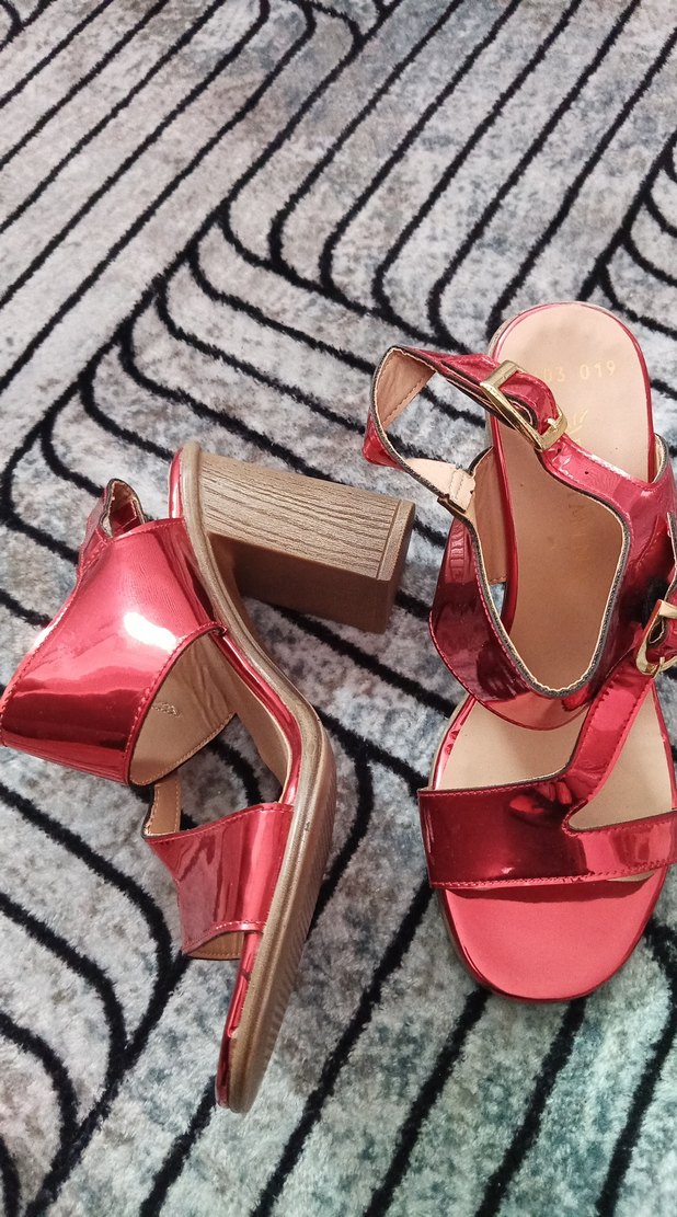 Kırmızı Parlak Tokalı Blok Topuklu Kadın Ayakkabı - Görsel 2