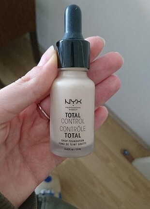 Nyx Total Drop Mat Fondöten Vanilla