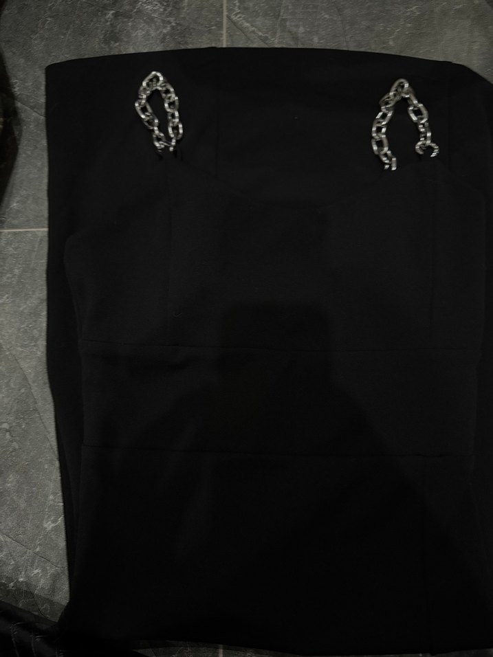 Zincir Detaylı siyah elbise - Görsel 2