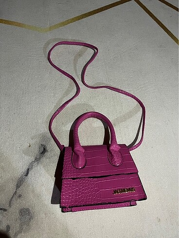Pembe çanta