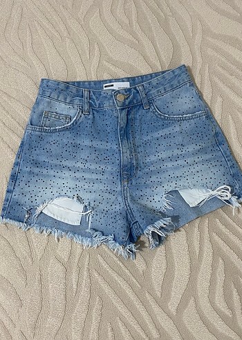 Bershka Pul Detaylı Bağlama Desenli Mini Kot Şort