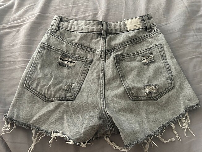 gri renk bershka 36 beden şort