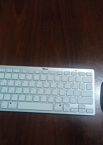 Beyaz ve gri klavye ve mouse Bluetooth bağlantılı - Görsel 2