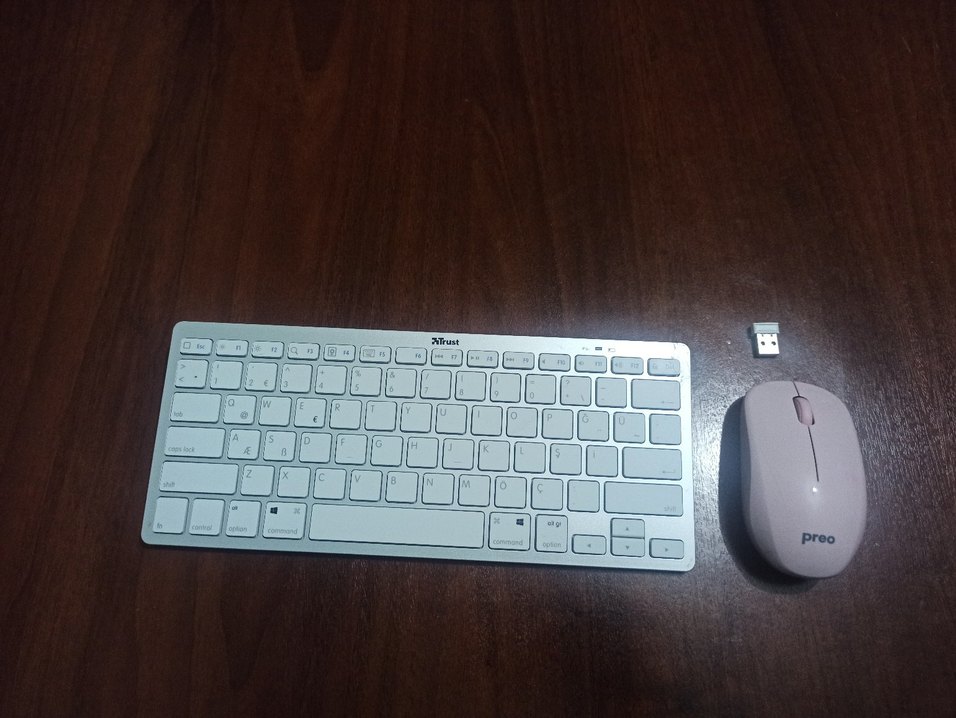 Beyaz ve gri klavye ve mouse Bluetooth bağlantılı - Görsel 2