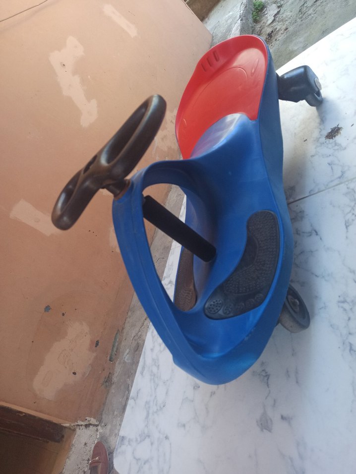 Mavi ve Kırmızı Renkli Oyuncak Araba - Görsel 2