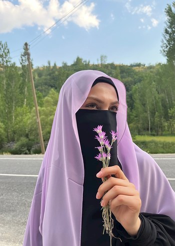 Siyah peçe ve lila şal - Görsel 2