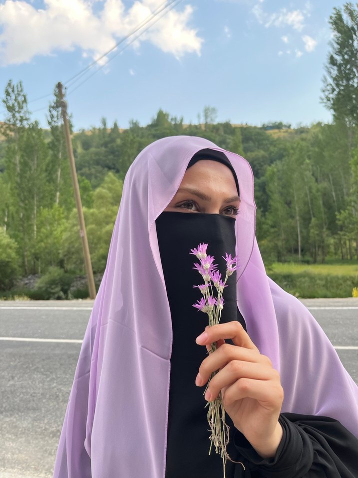 Siyah peçe ve lila şal - Görsel 2