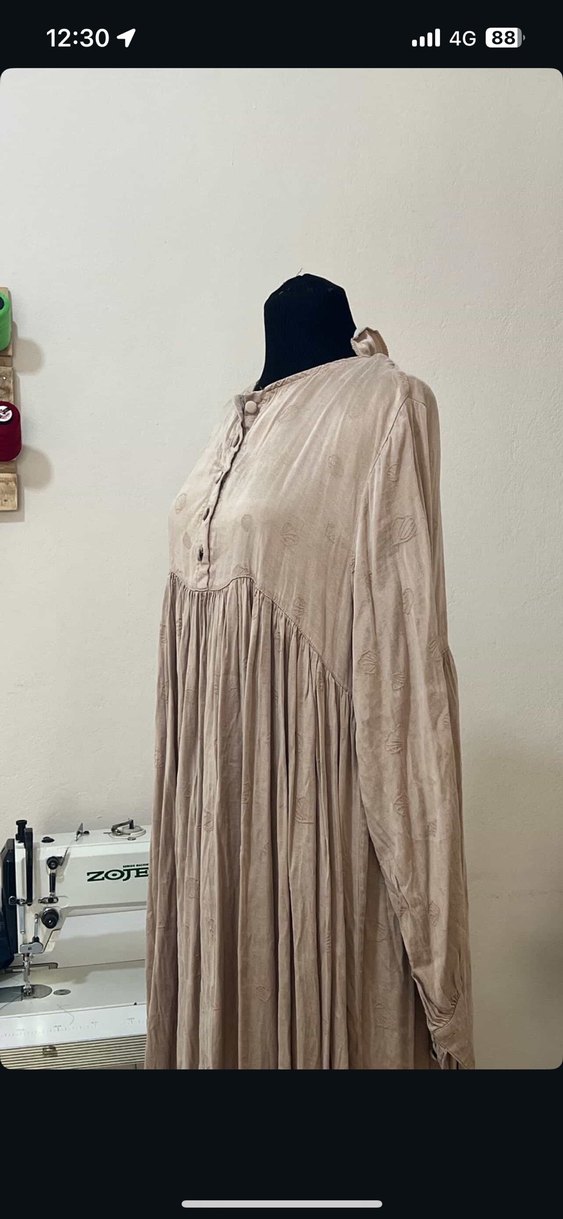 Düğmeli Bej Uzun ferace elbise - Görsel 2