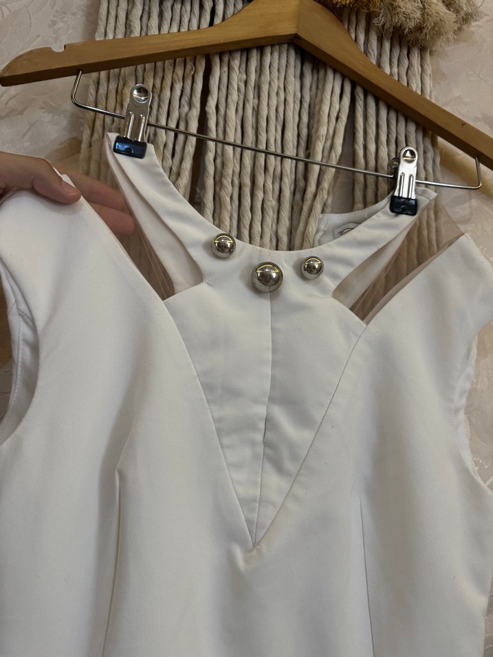 Düğmeli Beyaz V Yaka Uzun Abiye Elbise - Görsel 3