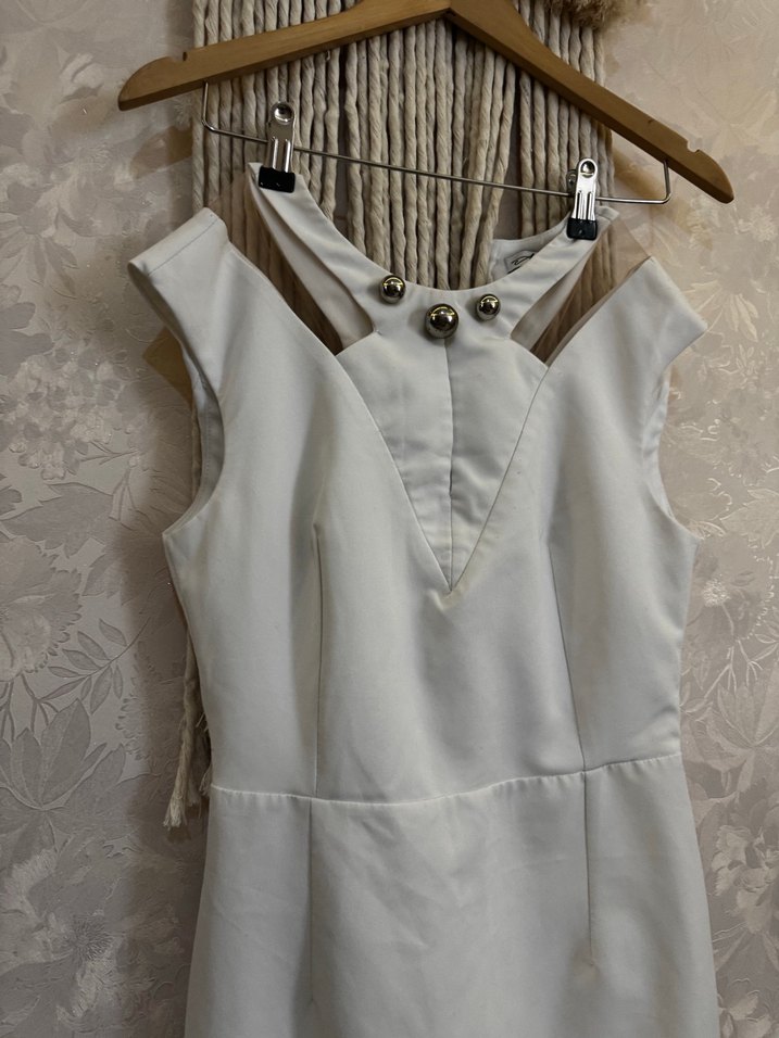 Düğmeli Beyaz V Yaka Uzun Abiye Elbise - Görsel 2