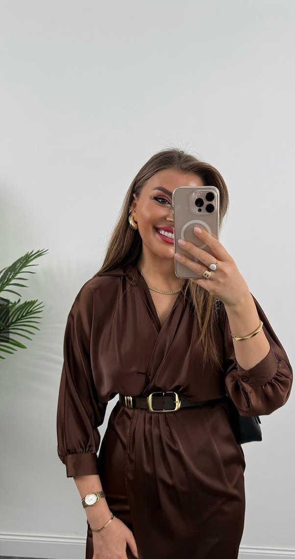 Kahverengi Uzun Saten Elbise - Görsel 3