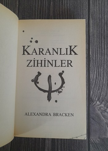 Beden Karanlık Zihinler - Alexandra Bracken