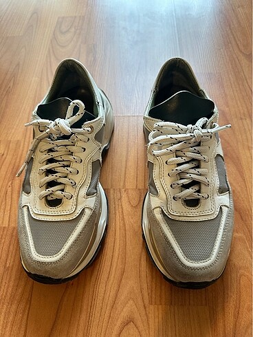 37 Beden Neslihan canpolat deri sneaker