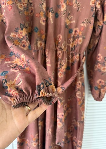 Kahverengi Çiçek Desenli Uzun Kadın Elbise - Görsel 2