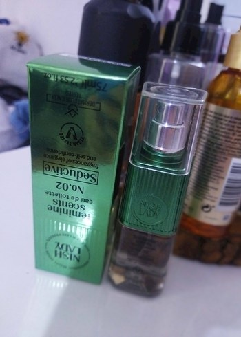 Yeşil Şişede Kadın Parfümü - Görsel 3