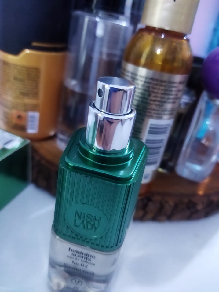 Yeşil Şişede Kadın Parfümü - Görsel 2