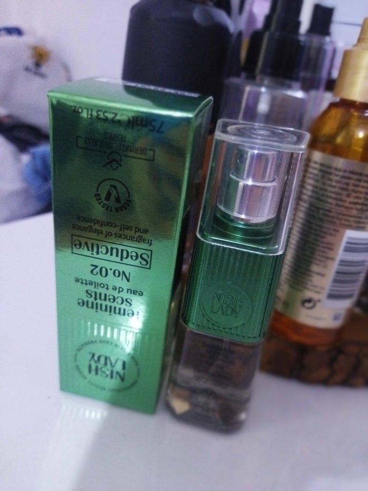 Yeşil Şişede Kadın Parfümü - Görsel 3