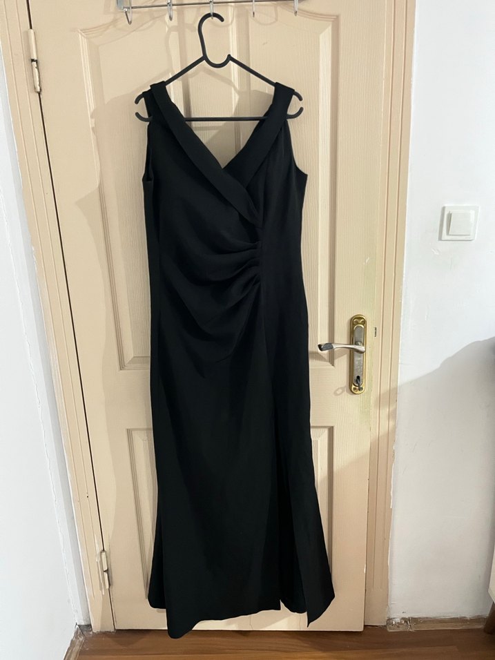 siyah yirtmacli elbise - Görsel 2