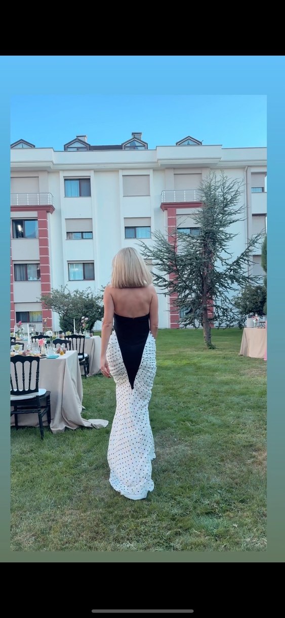 Siyah Beyaz Puantiyeli Uzun Abiye Elbise - Görsel 3