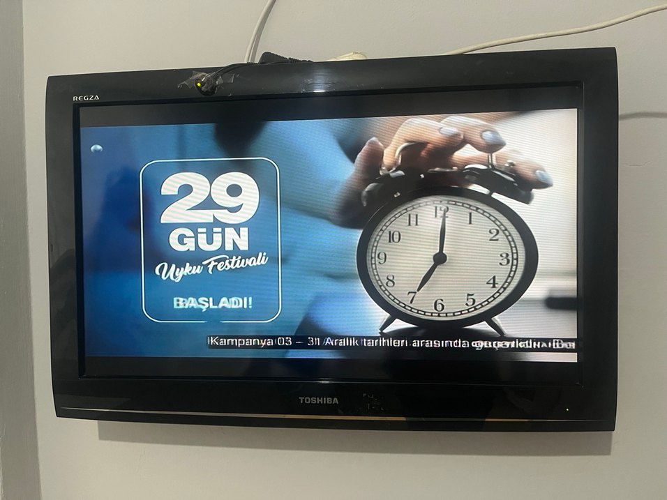 TOSHIBA siyah televizyon - Görsel 2