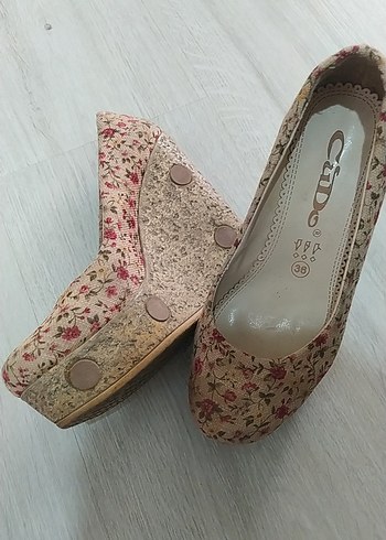 36 Beden Bej Çiçekli lı Dolgu Topuklu Kadın Ayakkabı