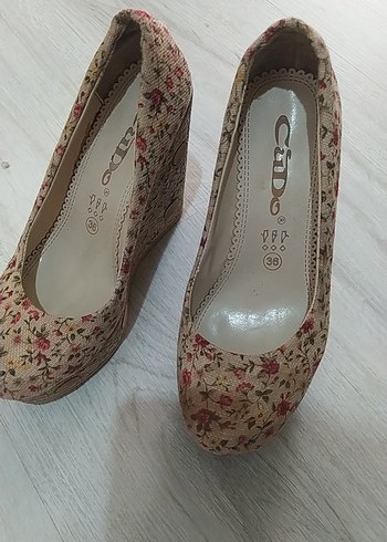Bej Çiçekli lı Dolgu Topuklu Kadın Ayakkabı