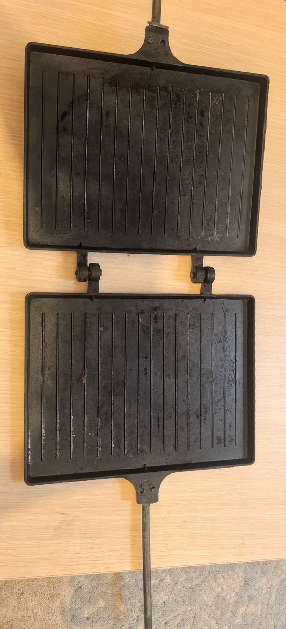 Siyah Metal Izgara Tavası Ahşap Saplı - Görsel 2