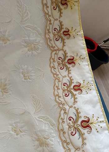 Nakışlı Beyaz Parlak Masa Örtüsü - Görsel 2