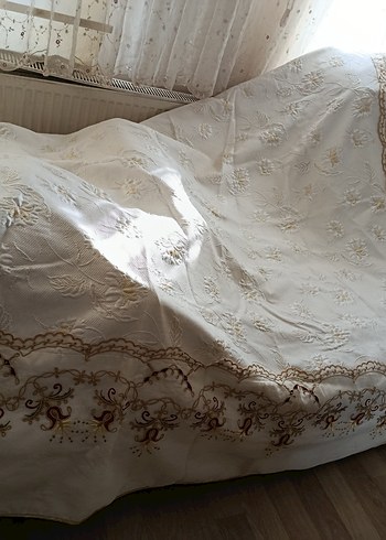 Nakışlı Beyaz Parlak Masa Örtüsü - Görsel 4