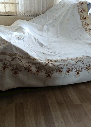 Nakışlı Beyaz Parlak Masa Örtüsü - Görsel 3
