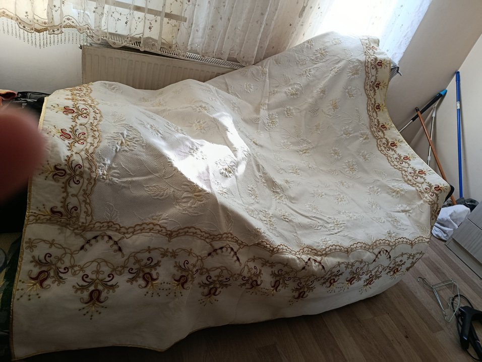 Nakışlı Beyaz Parlak Masa Örtüsü - Görsel 4