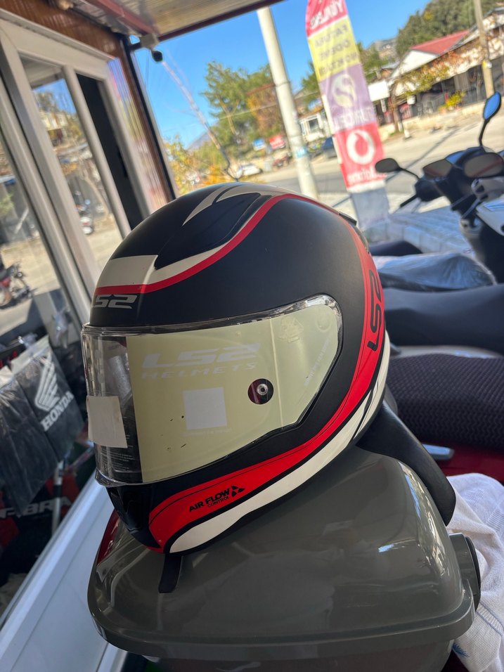 Kırmızı Baskılı Buckle'lı Motosiklet Kaskı - Görsel 3