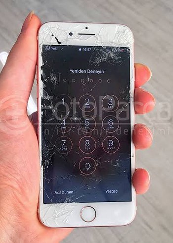 Beyaz iPhone Çatlak Ekranlı