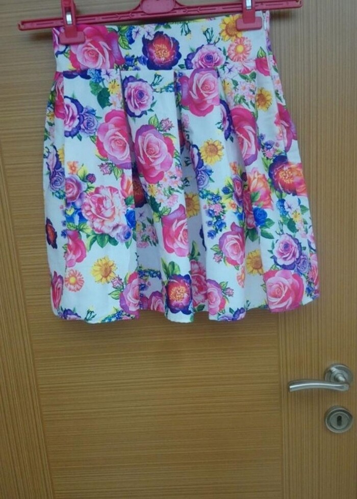 Çiçek baskılı etek.  - Görsel 2