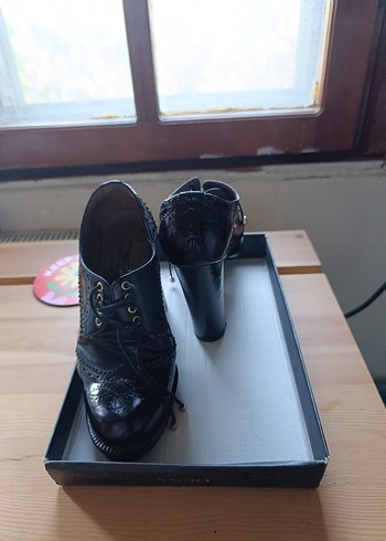 Derimod Siyah Deri Kadın Klasik Topuklu Ayakkabı