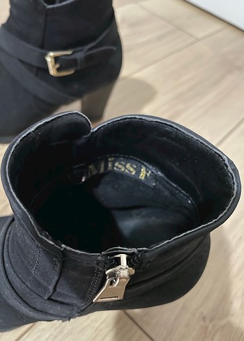 Siyah Süet Tokalı Blok Topuklu Kadın Bot - Görsel 3