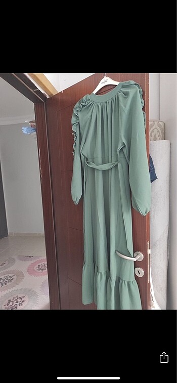 Kolları fırfırlı tesettür elbise