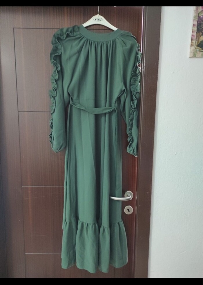 Kolları fırfırlı tesettür elbise - Görsel 2