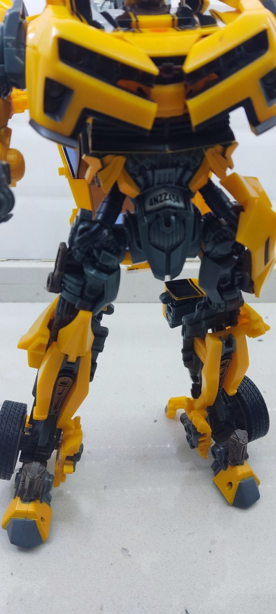 Transformers Leader Class Bumblebee - Görsel 3