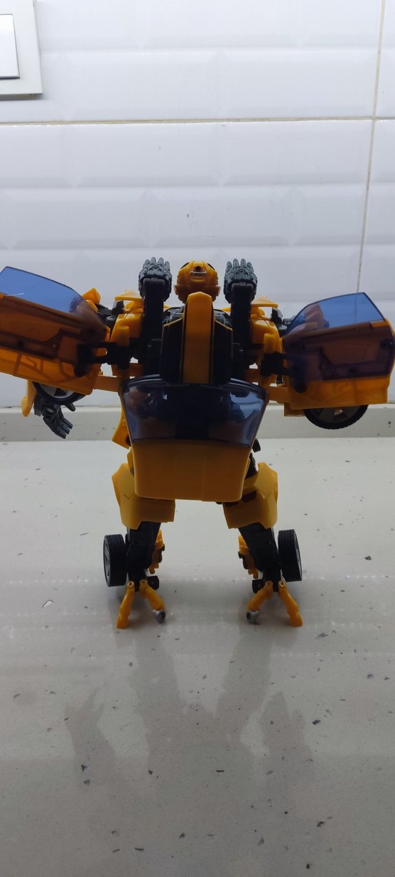 Transformers Leader Class Bumblebee - Görsel 2