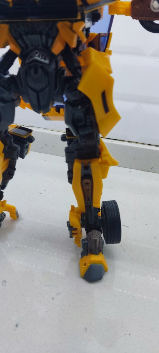 Transformers Leader Class Bumblebee - Görsel 4
