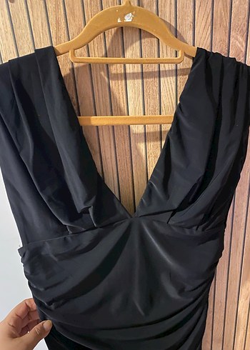 Açelya Okçu Siyah Drapeli V Yaka Kisa Abiye Elbise - Görsel 3