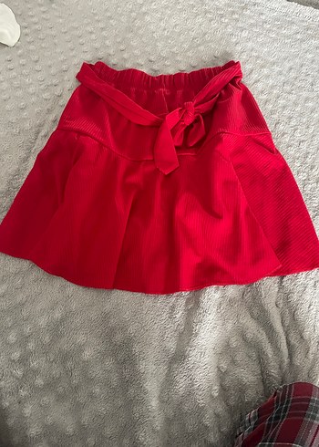Kırmızı Kemerli Mini Etek