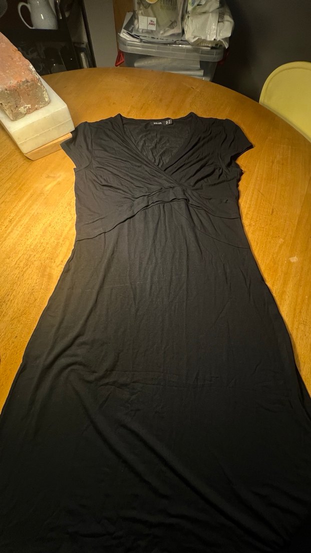 Siyah V Yakalı Kısa Kollu Midi Elbisesi - Görsel 3