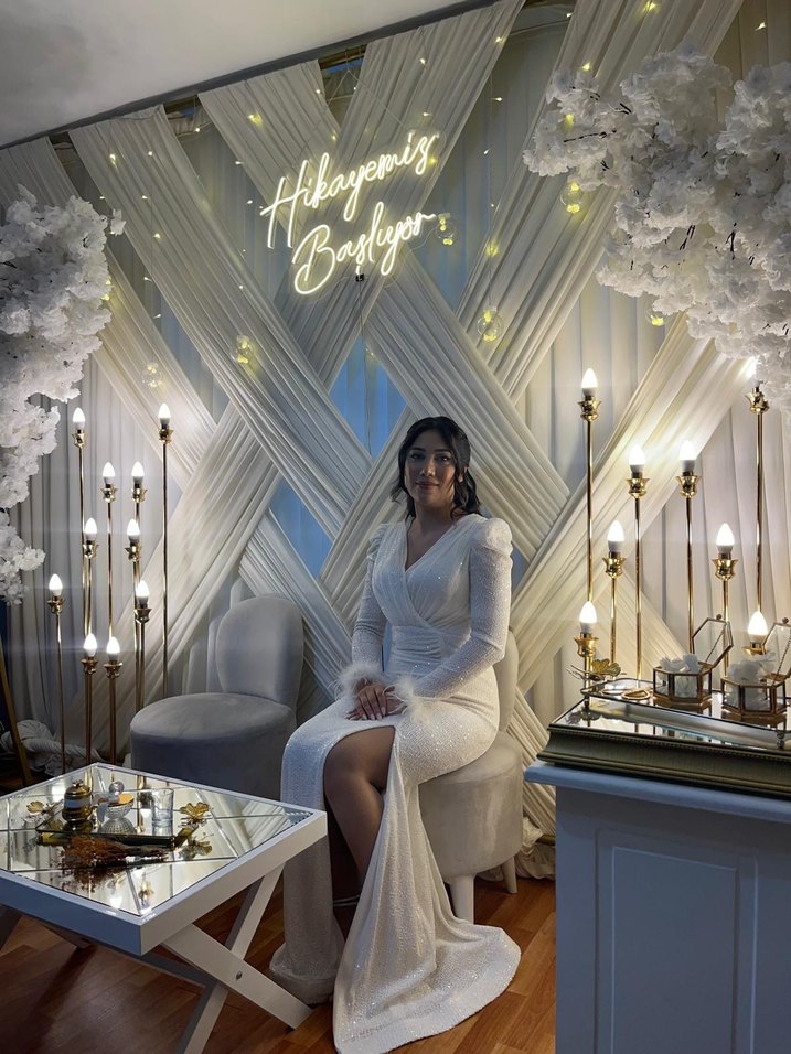 Drapeli V Yaka Beyaz Uzun Abiye - Görsel 3