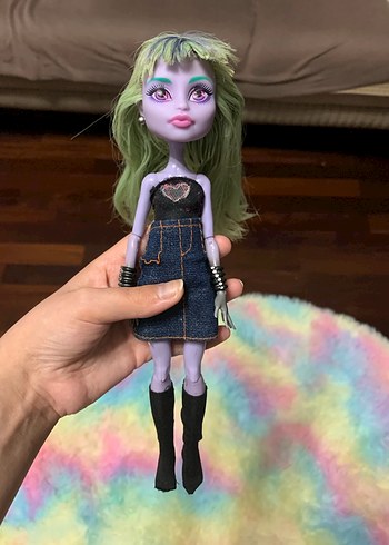 Monster high Twyla AÇIKLAMAYI OKUYUN